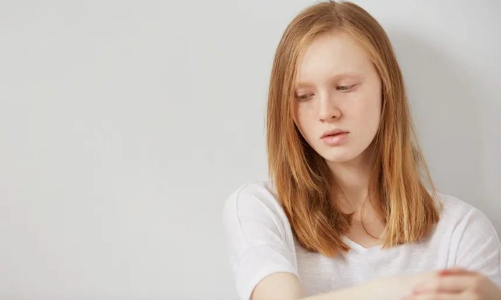 Mijn stiefzoons verloofde stal de sieraden van mijn overleden vrouw en pronkte ermee online – ik greep onmiddellijk in