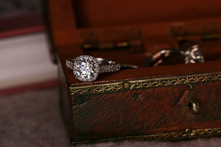 Mijn stiefzoons verloofde stal de sieraden van mijn overleden vrouw en pronkte ermee online – ik greep onmiddellijk in