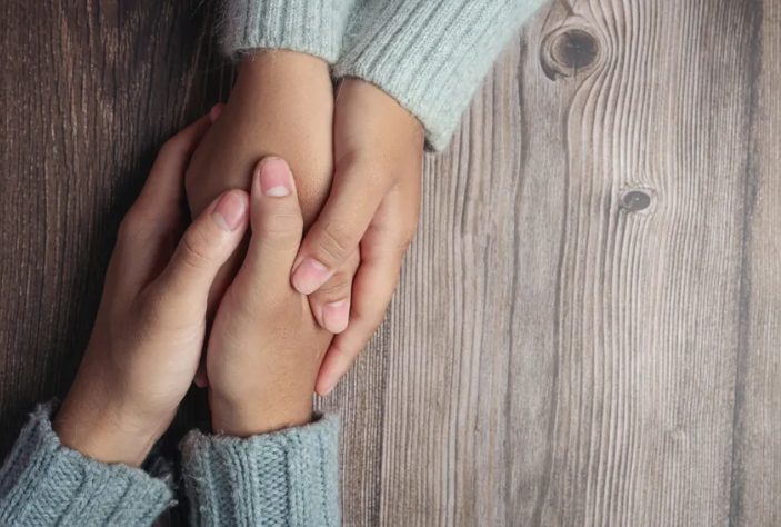 Mijn stiefzoons verloofde stal de sieraden van mijn overleden vrouw en pronkte ermee online – ik greep onmiddellijk in