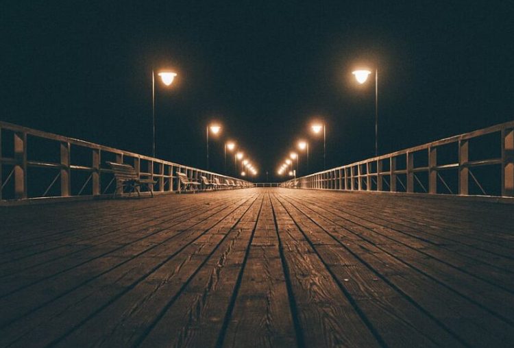 Een aangrijpend verhaal over een man die afscheid neemt van zijn vrouw na veertig jaar samen, terugdenkt aan hun eerste ontmoeting in Boedapest en belooft dat hun liefde voor altijd zal blijven voortleven.