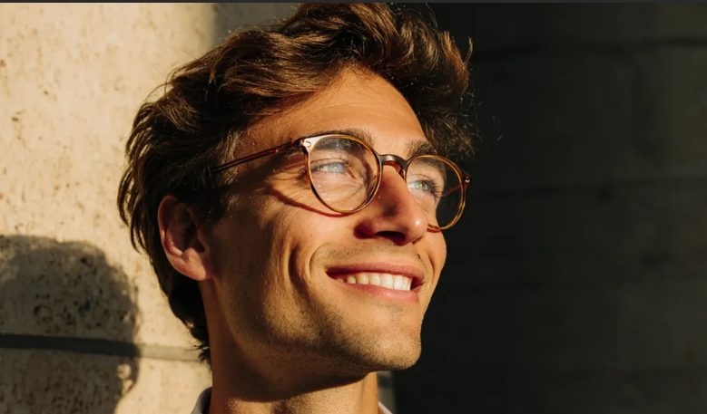 Mijn dochter werd vrienden met een chagrijnige oude man in het park – toen viel er een 30 jaar oude foto uit zijn zak, en ik verstijfde.