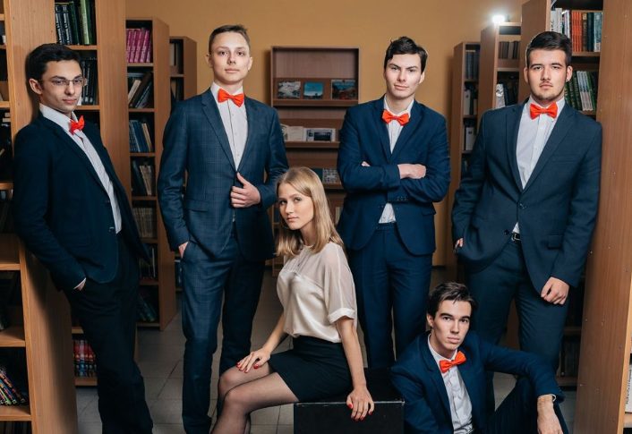 Het mooiste meisje van de school vroeg me mee naar het schoolbal terwijl iedereen me uitlachte om mijn uiterlijk – 20 jaar later herkende ze me niet, en wat ik deed veranderde haar leven.