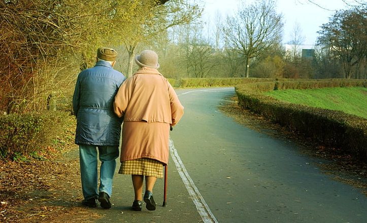 Een aangrijpend verhaal over een man die afscheid neemt van zijn vrouw na veertig jaar samen, terugdenkt aan hun eerste ontmoeting in Boedapest en belooft dat hun liefde voor altijd zal blijven voortleven.