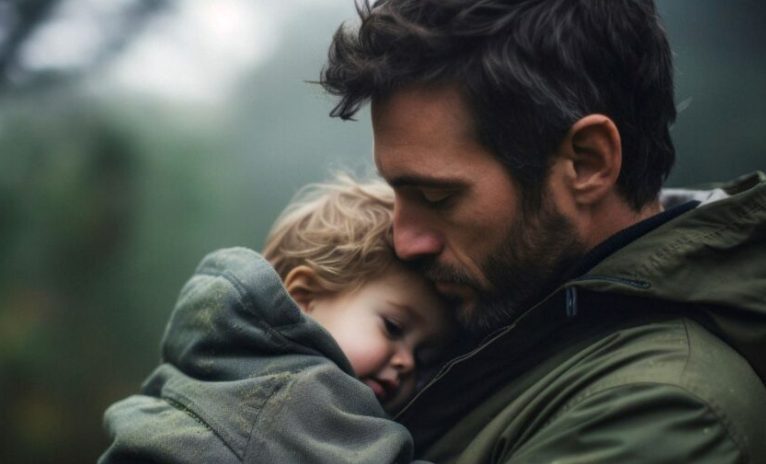 Mijn man vond een eenjarige baby op het treinstation en bracht haar mee naar huis – Toen vond ik een briefje in haar wieg: “Vertrouw je man niet.”