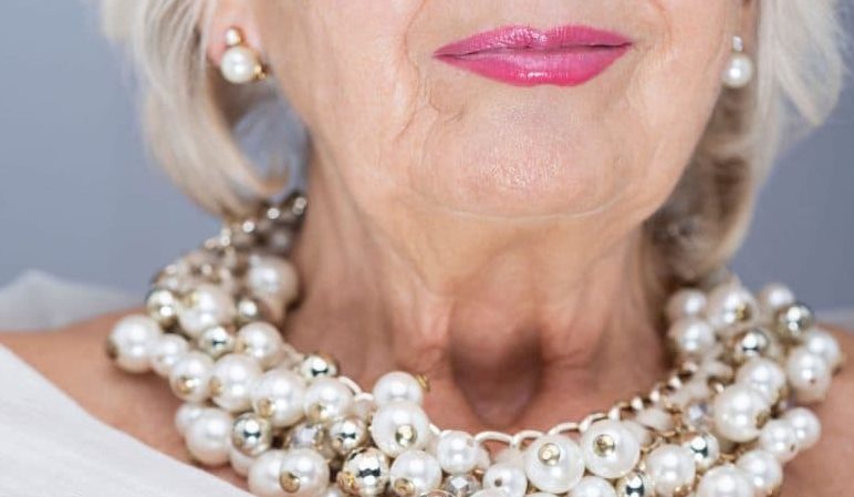 Ik bracht de ketting van mijn overleden oma naar een pandjeshuis om de huur te betalen – toen werd de antiekhandelaar lijkbleek en zei dat hij al 20 jaar op mij had gewacht