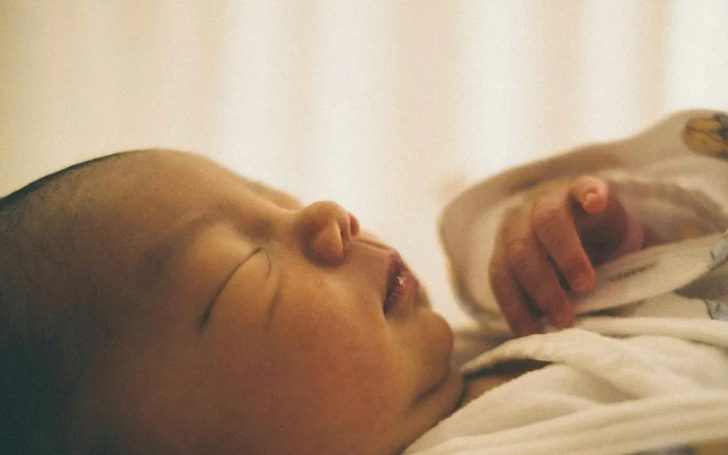 Ik hoorde mijn 5-jarige dochter fluisteren tegen haar teddybeer: “Maak je geen zorgen, mama zal niet boos worden. Papa zei dat ze het nooit zal ontdekken”