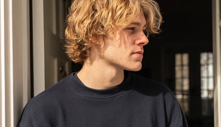Mijn stiefmoeder sloeg het familiedinerservies van mijn overleden moeder kapot nadat ik weigerde haar de verlovingsring van mijn moeder te geven – karma sloeg meteen toe