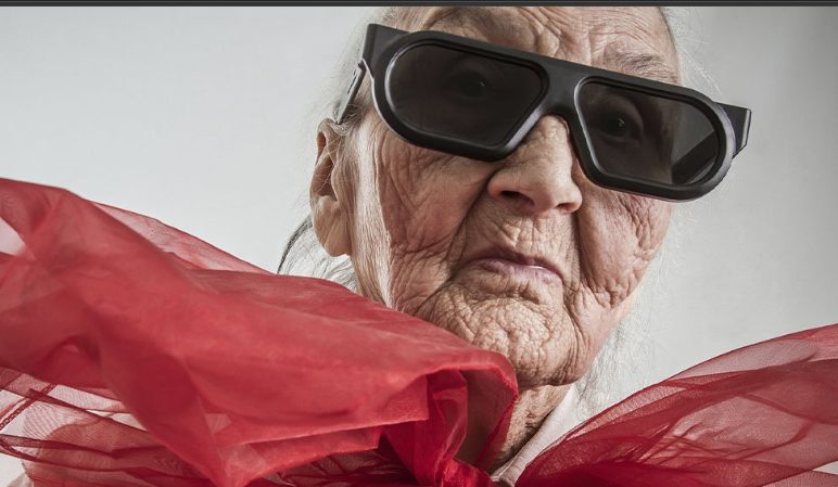 Ik bracht de ketting van mijn overleden oma naar een pandjeshuis om de huur te betalen – toen werd de antiekhandelaar lijkbleek en zei dat hij al 20 jaar op mij had gewacht