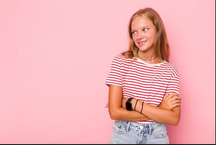 Mijn 15-jarige dochter sloot zich op in haar kamer na een bezoek aan oma – toen ik de deur met geweld opende, verstijfde ik van afschuw 😳