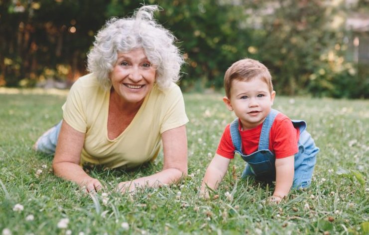 Een kleine jongen zorgde 3 jaar lang voor zijn zieke oudere buurvrouw – op een dag vond hij een doos van haar in zijn tuin