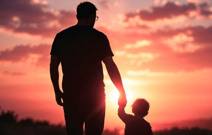 Mijn man vond een eenjarige baby op het treinstation en bracht haar mee naar huis – Toen vond ik een briefje in haar wieg: “Vertrouw je man niet.”