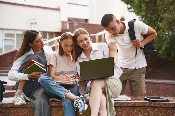 Mijn klasgenoten deelden eten met mij op school – jaren later bezocht ik ieder van hen met een klein bruin papieren zakje