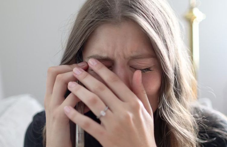 Mijn ouders weigerden mijn verloofde te accepteren omdat ze littekens had – 10 jaar later kwamen ze naar mij voor geld, en ik stemde toe, maar onder één voorwaarde