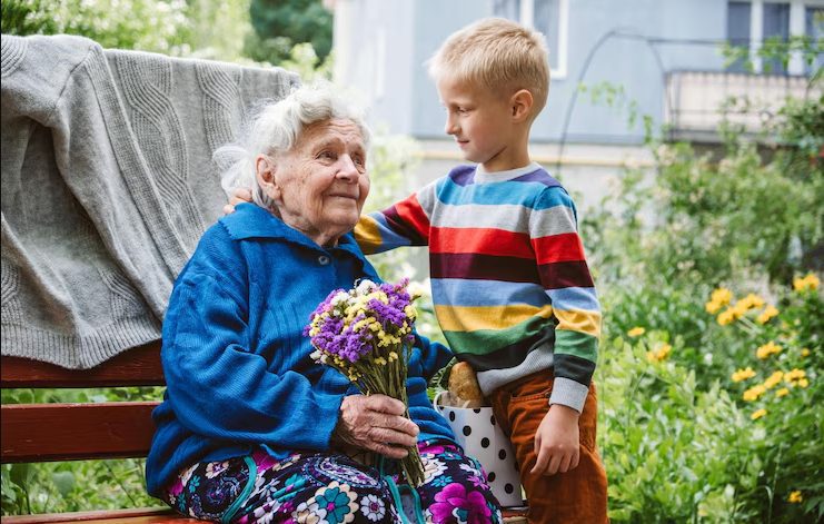Een kleine jongen zorgde 3 jaar lang voor zijn zieke oudere buurvrouw – op een dag vond hij een doos van haar in zijn tuin