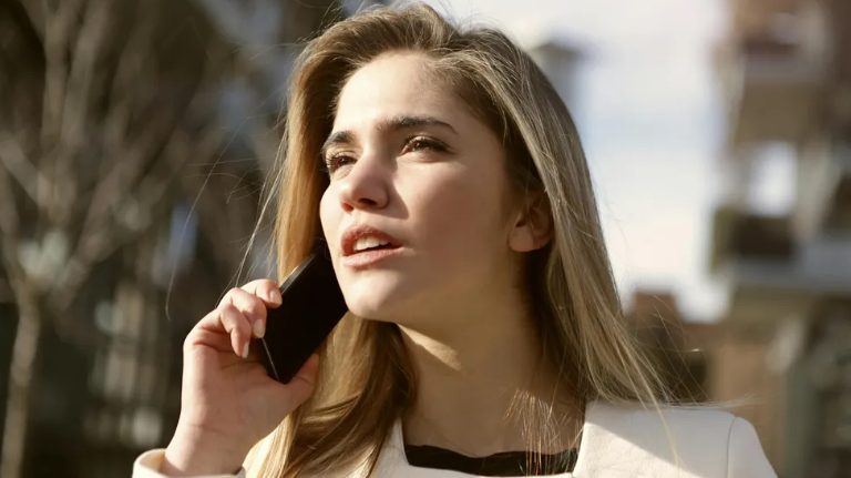 Ik zorgde voor mijn 85-jarige buurvrouw vanwege haar erfenis, maar ze liet mij niets na – de volgende ochtend klopte haar advocaat echter aan en zei: “Eigenlijk heeft ze je toch één ding nagelaten.”