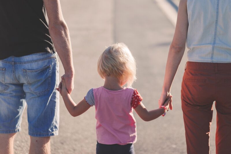 Mijn man en onze drie zonen verdwenen tijdens een verschrikkelijke storm – en pas vijf jaar later, midden in de nacht, maakte mijn jongste dochter me wakker, gaf me een briefje en fluisterde: “Mama… ik ken de waarheid over die dag.”