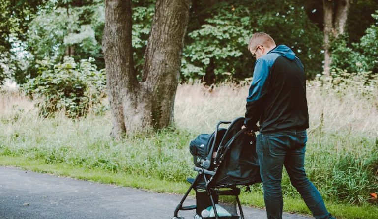 Ik betaalde het buskaartje van een waarzegster – het briefje dat ze me stiekem toestopte, onthulde een vreselijk geheim.