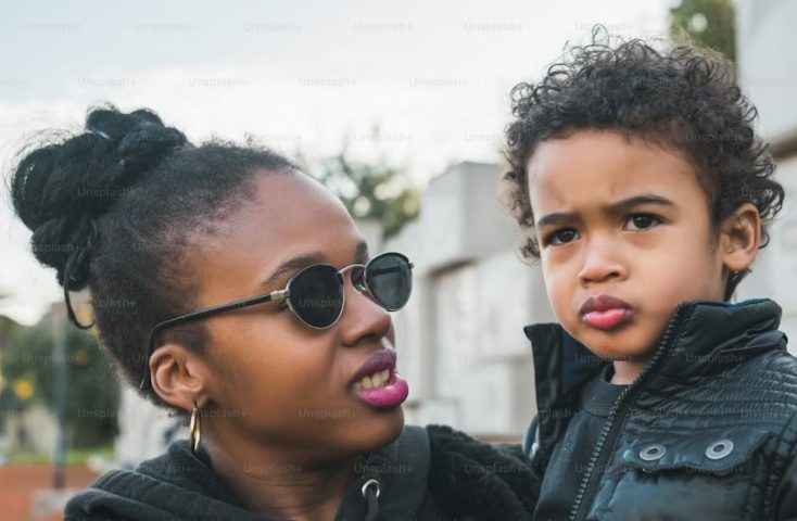 Ik werd moeder op mijn zeventiende — jaren later deed mijn zoon een DNA-test om zijn vader te vinden, maar ontdekte hij een waarheid waardoor mijn benen het bijna begaven