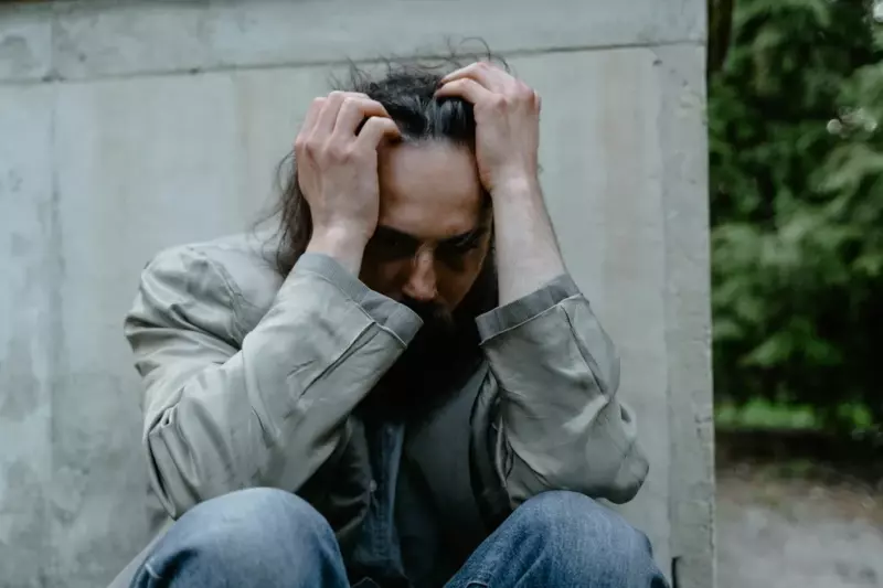 Ik trouwde met een dakloze man om mijn ouders dwars te zitten – een maand later kwam ik thuis en verstijfde van wat ik zag
