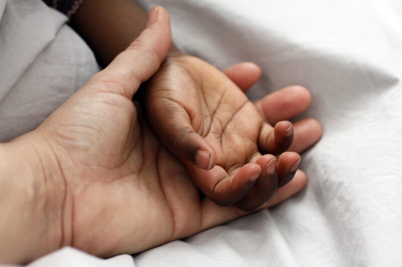 Ik kwam thuis van mijn diensttijd met een prothesebeen waarover ik mijn vrouw niets had verteld, en cadeautjes voor haar en onze pasgeboren tweelingdochters. In plaats van een warm welkom vond ik mijn baby’s huilend en een briefje waarin stond dat mijn vrouw ons had verlaten voor een beter leven. Drie jaar later stond ik opnieuw voor haar deur. Deze keer op mijn voorwaarden.