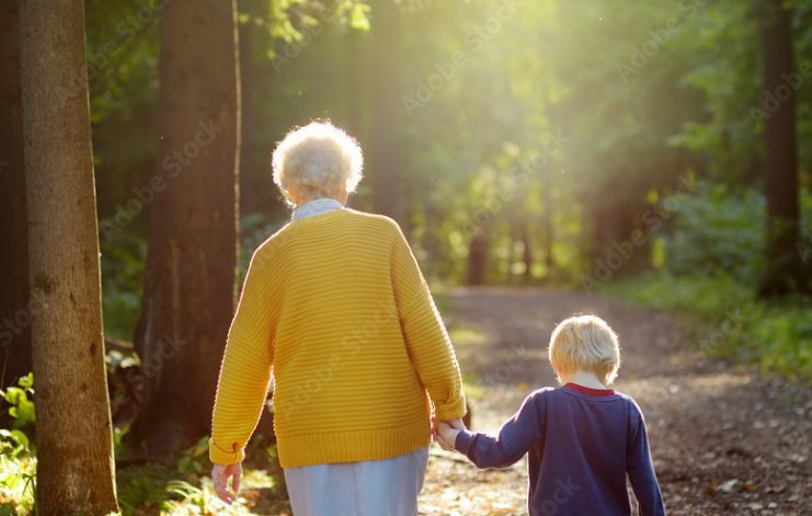 Een kleine jongen zorgde 3 jaar lang voor zijn zieke oudere buurvrouw – op een dag vond hij een doos van haar in zijn tuin