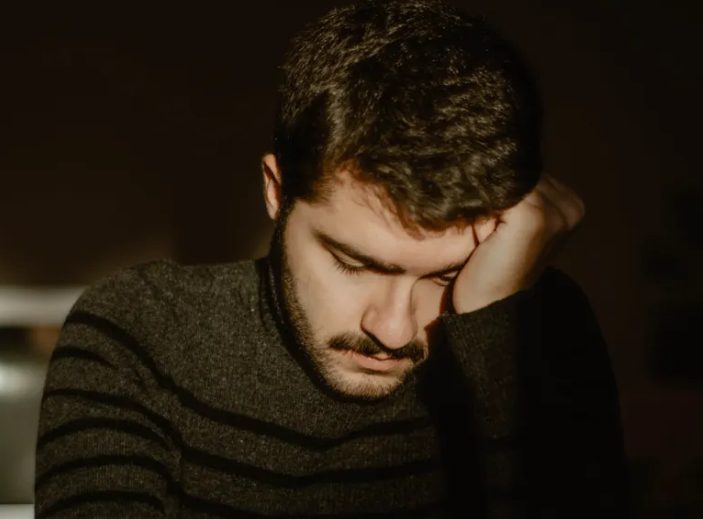 De zoon laat zijn oudere moeder in een rolstoel huilen in een restaurant — hij biedt zijn excuses aan nadat de eigenaar ingrijpt