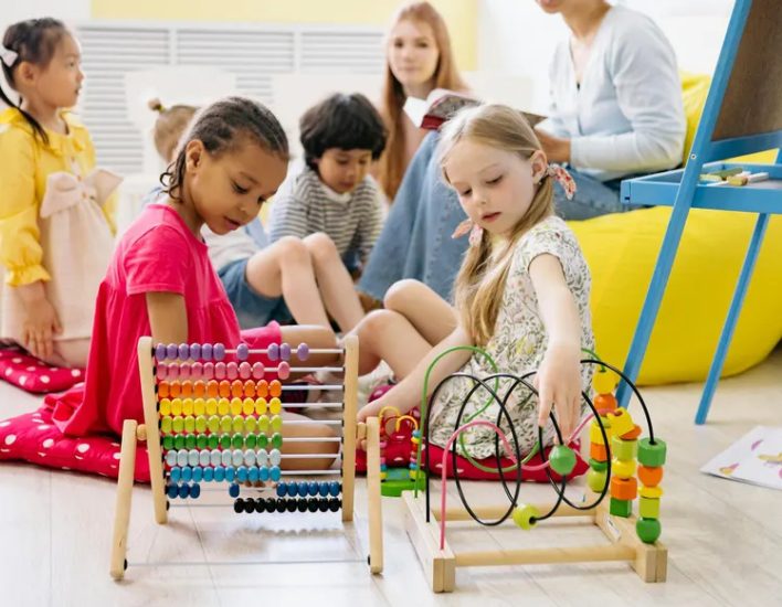 Tijdens de hoorzitting van mijn scheiding vroeg de rechter mijn 5-jarige dochter om te spreken – wat ze zei, schokte de hele rechtszaal.