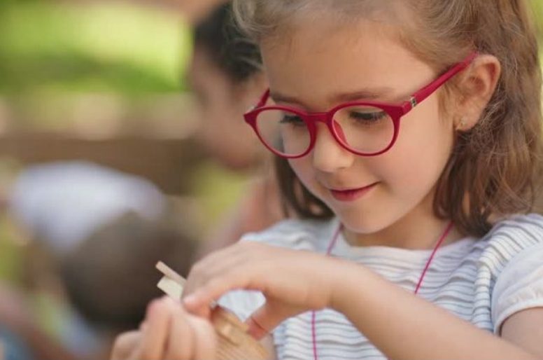Mijn dochter verkocht haar Lego-verzameling voor 112 dollar om een bril te kopen voor haar vriendin omdat die van haar kapot was en met ducttape bij elkaar werd gehouden – Wat er de volgende dag gebeurde, bracht me tot tranen.