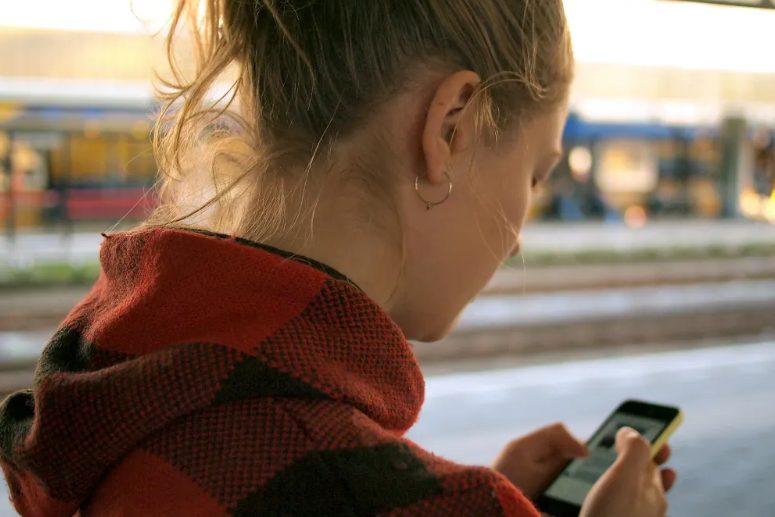 Mijn 4-jarige dochter overleed plotseling op de kinderopvang – toen belde haar juf me en zei: "Ik heb je de beelden van de beveiligingscamera gestuurd. Je man liegt tegen je"
