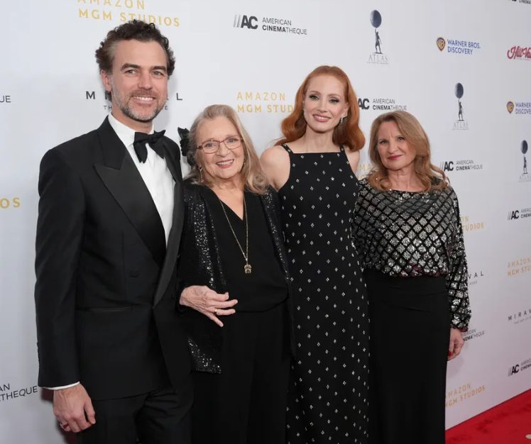 Dit meisje groeide op in armoede en werd gepest om haar uiterlijk – jaren later werd ze een Oscarwinnende actrice