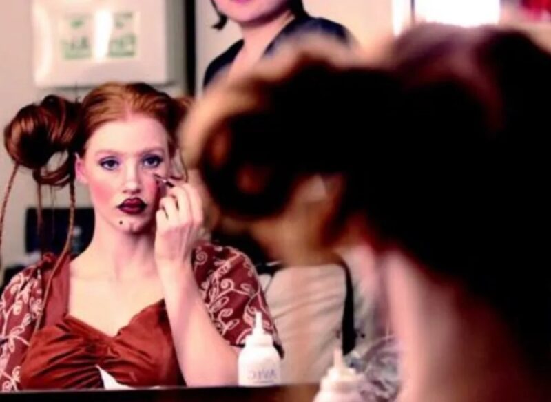Dit meisje groeide op in armoede en werd gepest om haar uiterlijk – jaren later werd ze een Oscarwinnende actrice