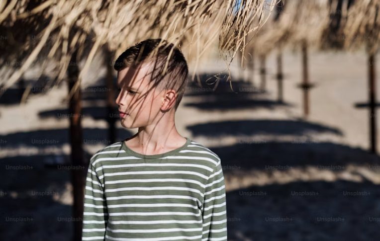 Mijn zoon gaf de paraplu van zijn overleden vader aan een vreemde — enkele dagen later stond ons hele gazon vol paraplu’s en een verhaal dat ik nooit had verwacht