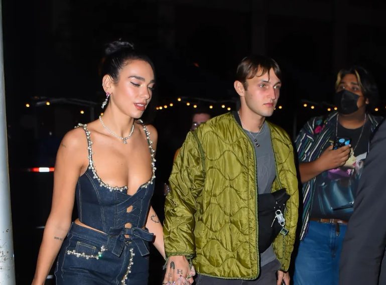 Dua Lipa maakt indruk in een trouwensemble en zorgt voor veel ophef met verbluffende details