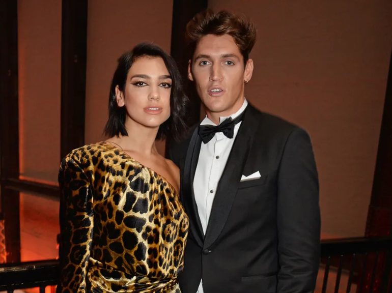 Dua Lipa maakt indruk in een trouwensemble en zorgt voor veel ophef met verbluffende details
