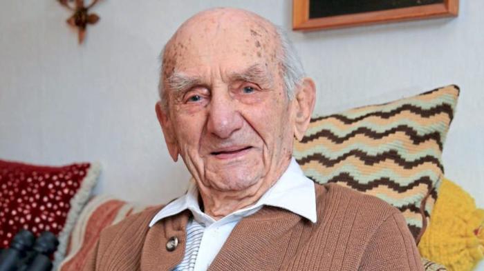 80-jarige man vindt zijn middelbareschoolliefde terug – Vraagt haar ten huwelijk na 60 jaar apart te zijn geweest