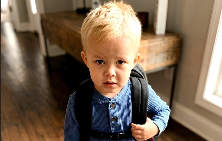 De juf van mijn zoon vroeg waarom zijn broodtrommel altijd leeg was — de waarheid bracht me tot tranen