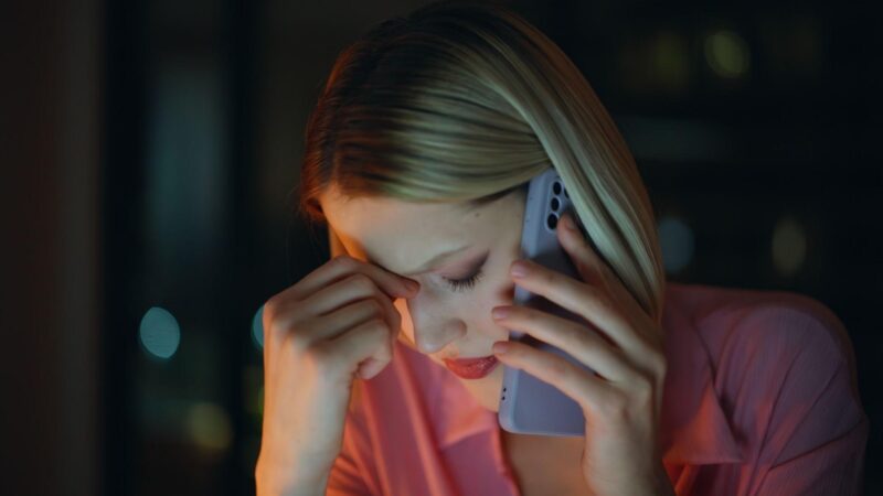 Mijn baas ontsloeg me vanwege mijn uiterlijk – 10 jaar later ontmoette ik hem op het grootste zakelijke forum van de VS en deed ik iets waardoor 500 gasten stil werden