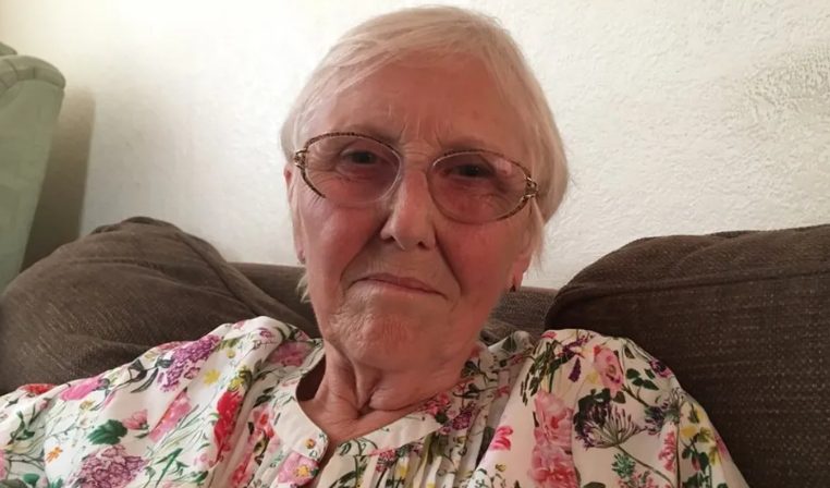 Mijn buurvrouw noemde mijn asielhonden ‘walgelijk’ en zei dat ik van ze af moest – Ik ben 75 jaar oud en zij leerde al snel een les