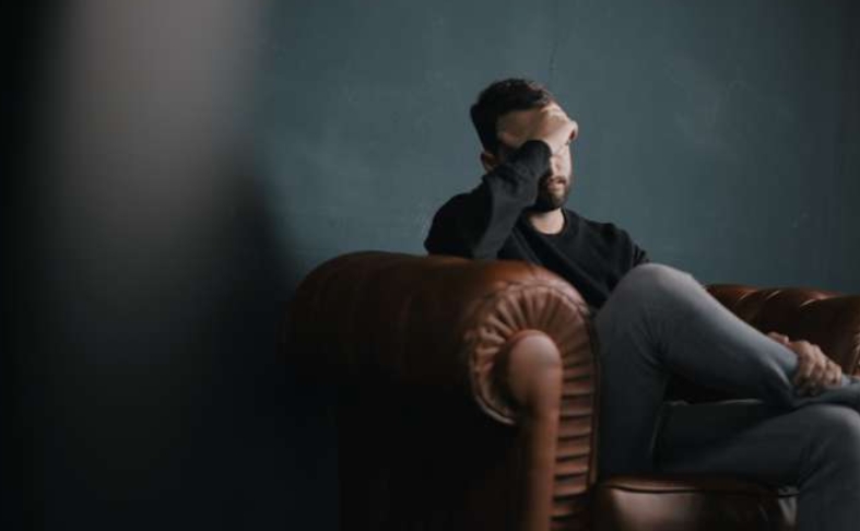 Een miljardair ziet zijn ex-vrouw munten tellen voor hun tweeling en ontdekt een geheim dat zijn hele leven verandert en hem dwingt om zijn familie opnieuw te kiezen