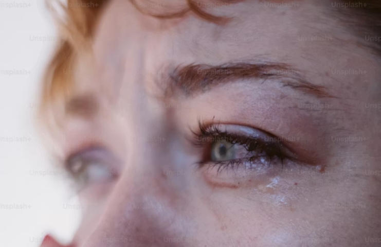 De gastvrouw weigerde mijn oudere moeder een tafel te geven omdat we er “niet uitzagen alsof we de rekening konden betalen” – 10 minuten later kwam de eigenaar huilend uit de keuken gerend