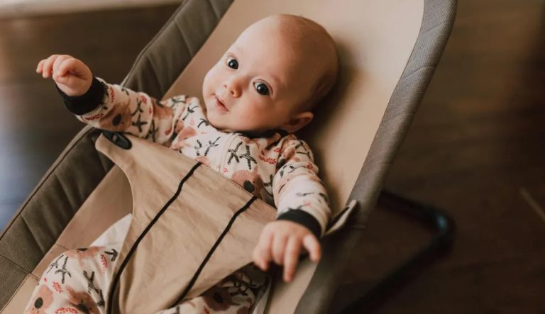 Ik adopteerde een baby die was achtergelaten bij de brandweerkazerne – vijf jaar later klopte een vrouw op mijn deur en zei: "Je moet mij mijn kind teruggeven."