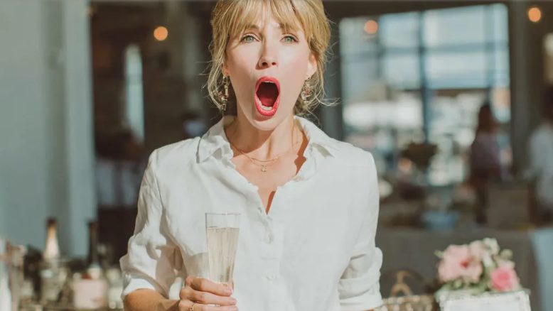 Mijn 8-jarige dochter hielp onze oudere buurvrouw weer lopen – de volgende ochtend stonden de autoriteiten voor onze deur en zeiden: „We moeten praten over wat uw kind met die vrouw heeft gedaan.”