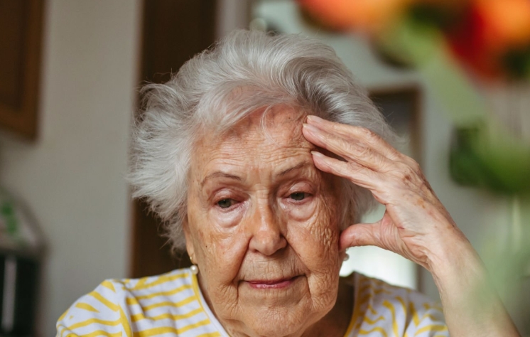 De gastvrouw weigerde mijn oudere moeder een tafel te geven omdat we er “niet uitzagen alsof we de rekening konden betalen” – 10 minuten later kwam de eigenaar huilend uit de keuken gerend
