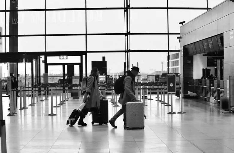 Mijn man stapte stiekem over naar business class en liet mij achter in economy met onze tweelingbaby’s — hij zag karma niet aankomen