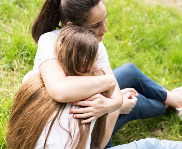 Mijn stiefdochter vertelde een geheim aan de rechter tijdens mijn echtscheidingszitting — wat er daarna gebeurde veranderde alles