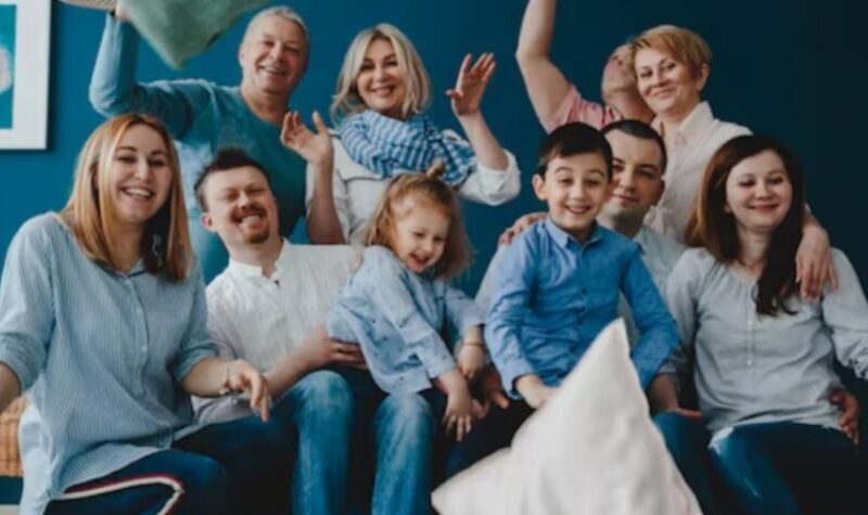 Ik voedde de 10 kinderen van mijn verloofde op nadat hij ons had verlaten – 30 jaar later verscheen zijn advocaat aan mijn deur en zei: „Hij vroeg mij om deze envelop vandaag te bezorgen”