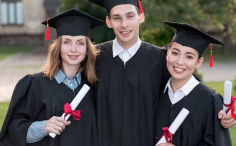 Ik gaf 22 jaar van mijn leven op om mijn drielingnichtjes groot te brengen — wat zij deden tijdens hun afstuderen liet mij op mijn knieën vallen.