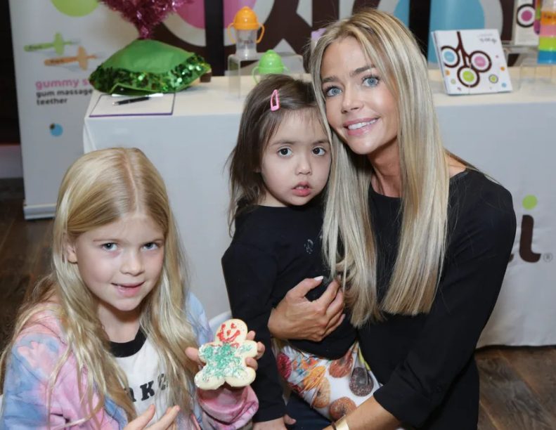 Denise Richards deelt een zeldzame update over haar dochter Eloise en over het opvoeden van een kind met speciale behoeften.