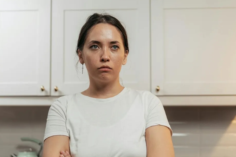 Mijn werkloze man stal mijn erfstukken om de vrouw van zijn broer te plezieren, in de overtuiging dat ik er gewoon “overheen zou komen” – een enorme vergissing.