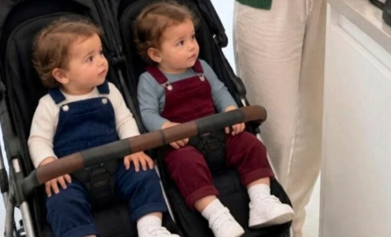 Hij zag zijn ex-vrouw muntjes tellen om een tweeling van eten te voorzien... zonder te weten dat het zijn zonen waren — en liep weg van de deal die hem koning zou hebben gemaakt.